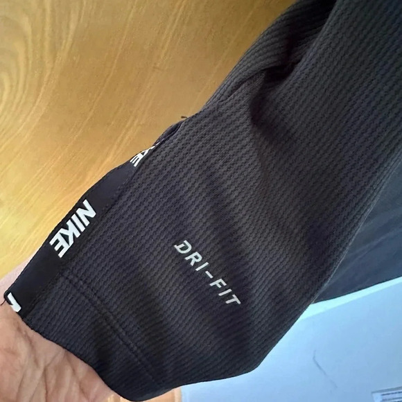 Nike Black T-Shirt with White Logo - Picture 7 of 7